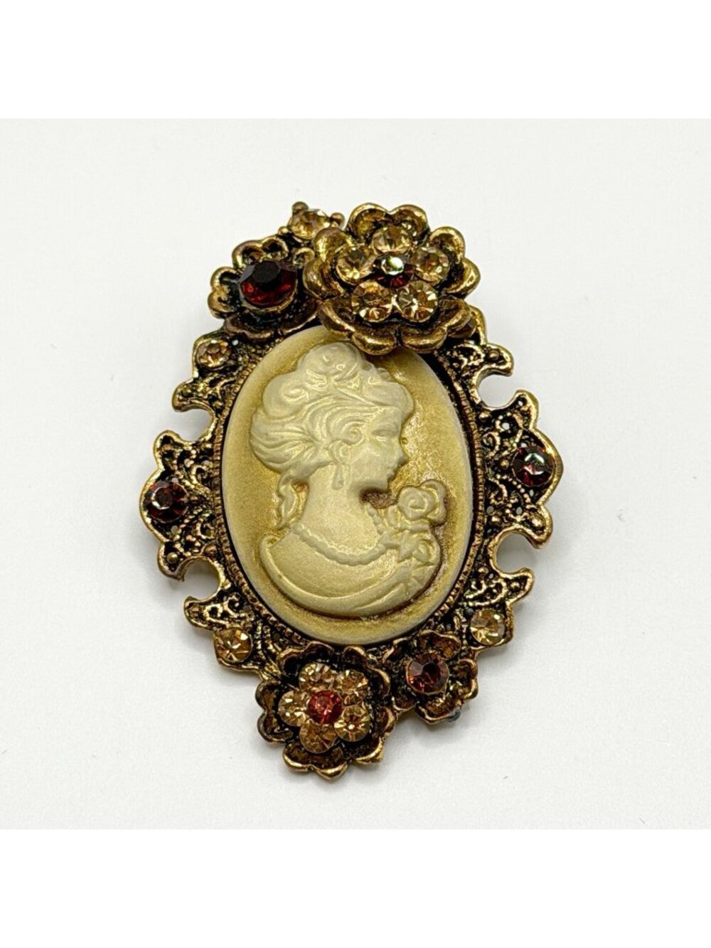 Unmarked Gyn & Joy Old Stle Cameo Rhineston Pin Brooch